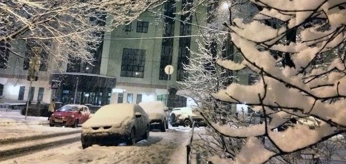 Мощные снегопады не оставляют Россию